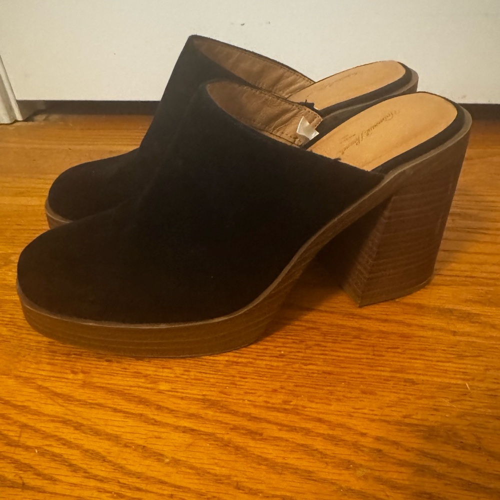 Black Universal Thread Clogs- 8